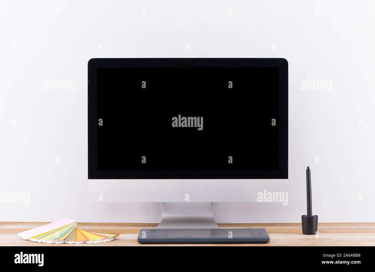 Vorderansicht Bild von studio Arbeitsplatz mit leerer Bildschirm Desktop Computer und Zubehör Stockfoto