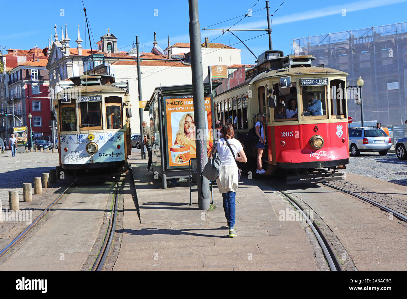 Porto, Portugal - 06. Oktober 2019: berühmte Alte vintage Straßenbahn auf die Bahn auf der Straße der alten Stadt Porto. Stockfoto