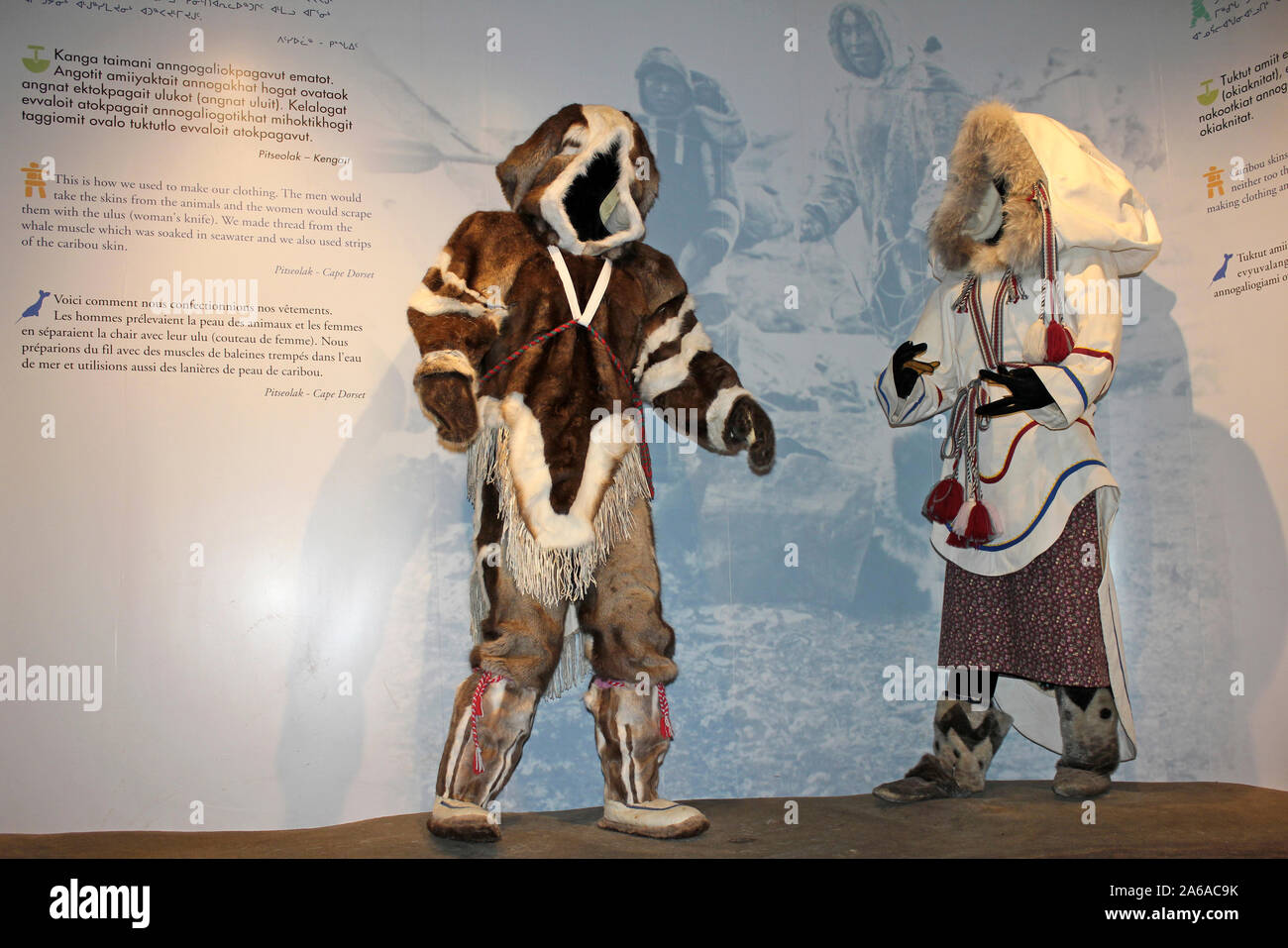 Die traditionelle Kleidung der Inuit Unikkaarvik Visitor Centre, Iqaluit, Nunavut, Kanada Stockfoto