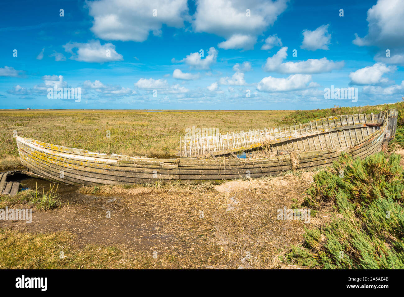 Urigen alten Boot zum Zerfall auf Salzwiesen zwischen Blakeney und Cley next das Meer Dörfer an der Küste von North Norfolk Coast, östlich von England, UK. Stockfoto