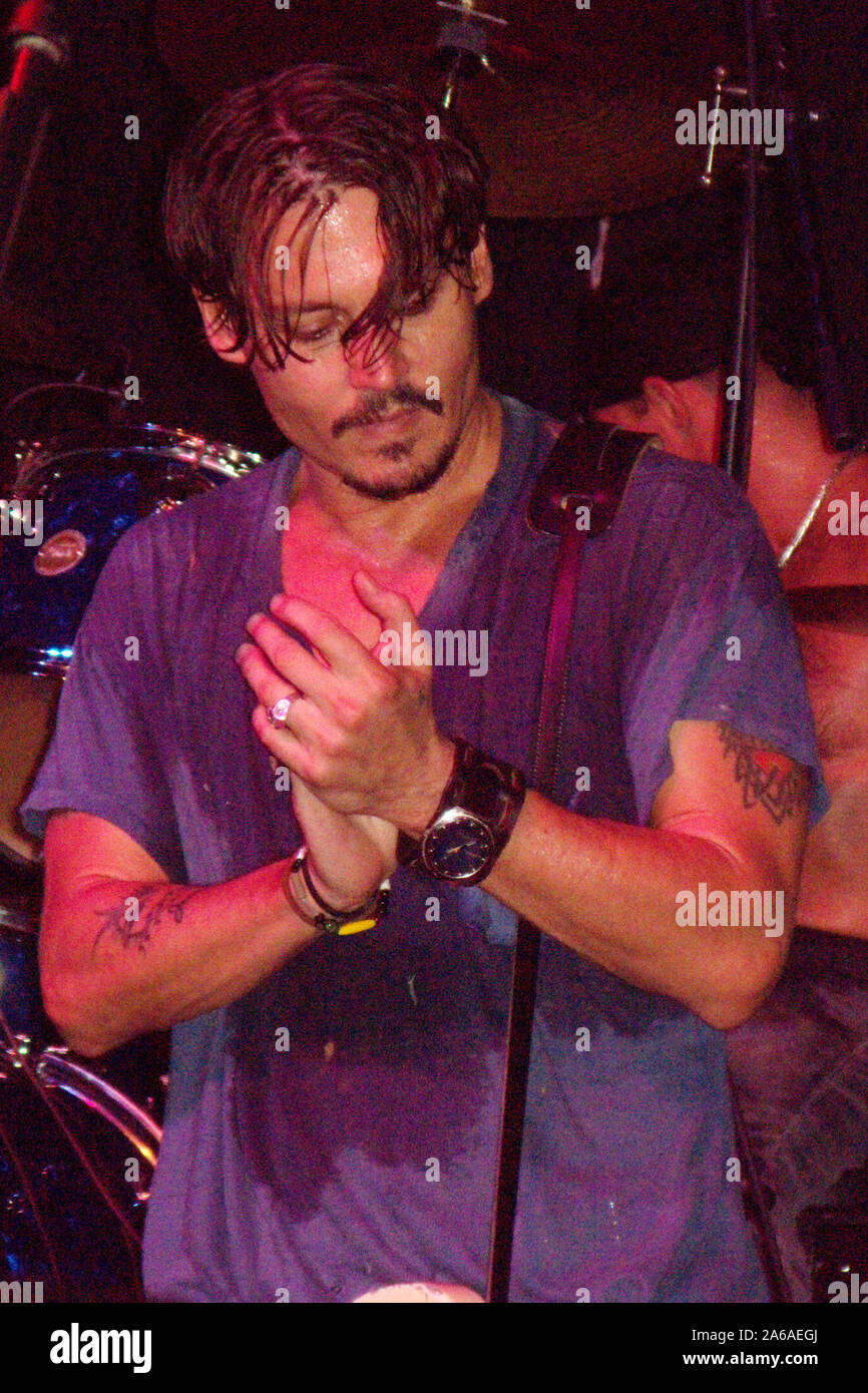 POMPANO Beach, FL - 29. August: Schauspieler Johnny Depp (das Tragen einer verschwitzten T-Shirt) und seine Band Johnny und die Kids im Club Kino in Pompano Beach, Florida, am 29. August 2008 Für die Shiela Witkin Memorial gig. Personen: Johnny Depp Stockfoto