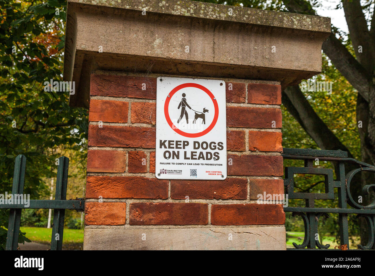 Ein Zeichen auf ein Tor post Warnung' Hunde halten auf Führt' an der South Park, Darlington, England, Großbritannien Stockfoto