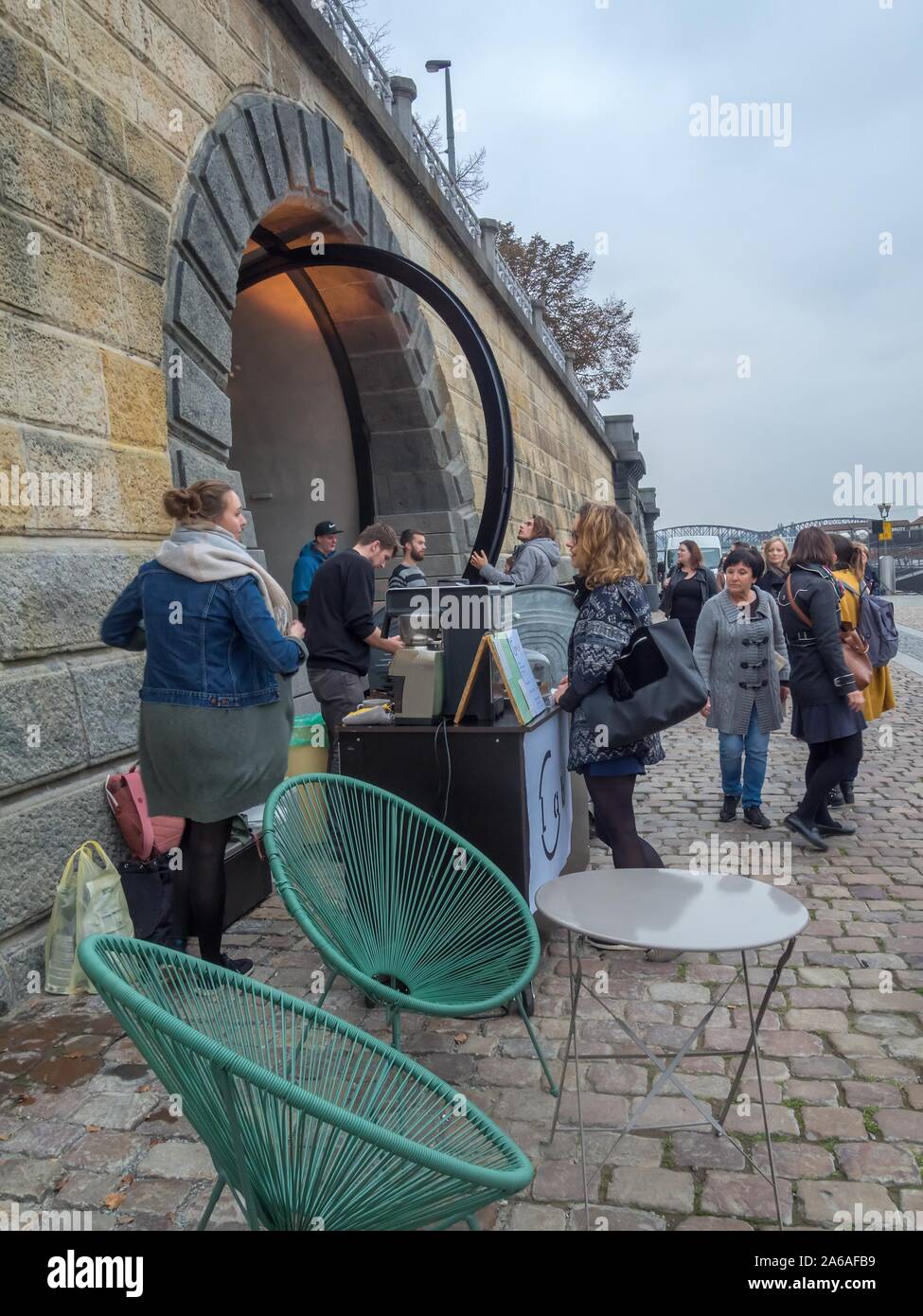 Die Leute können die renovierte River embankment Zellen innerhalb der Türen öffnen Tage Besuch auf Rasinovo Damm in Prag, Tschechische Republik, am 23. Oktober, 20. Stockfoto