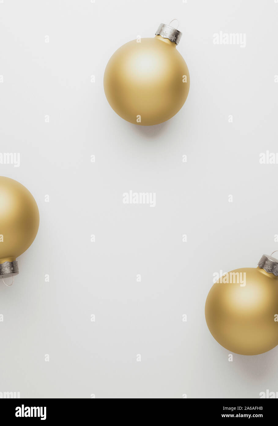 Christbaumkugeln auf weißem Hintergrund mit Farbverlauf für modernes Design Winterurlaub Karte. Design Vorlage oder Kunst Grußkarte. Stockfoto