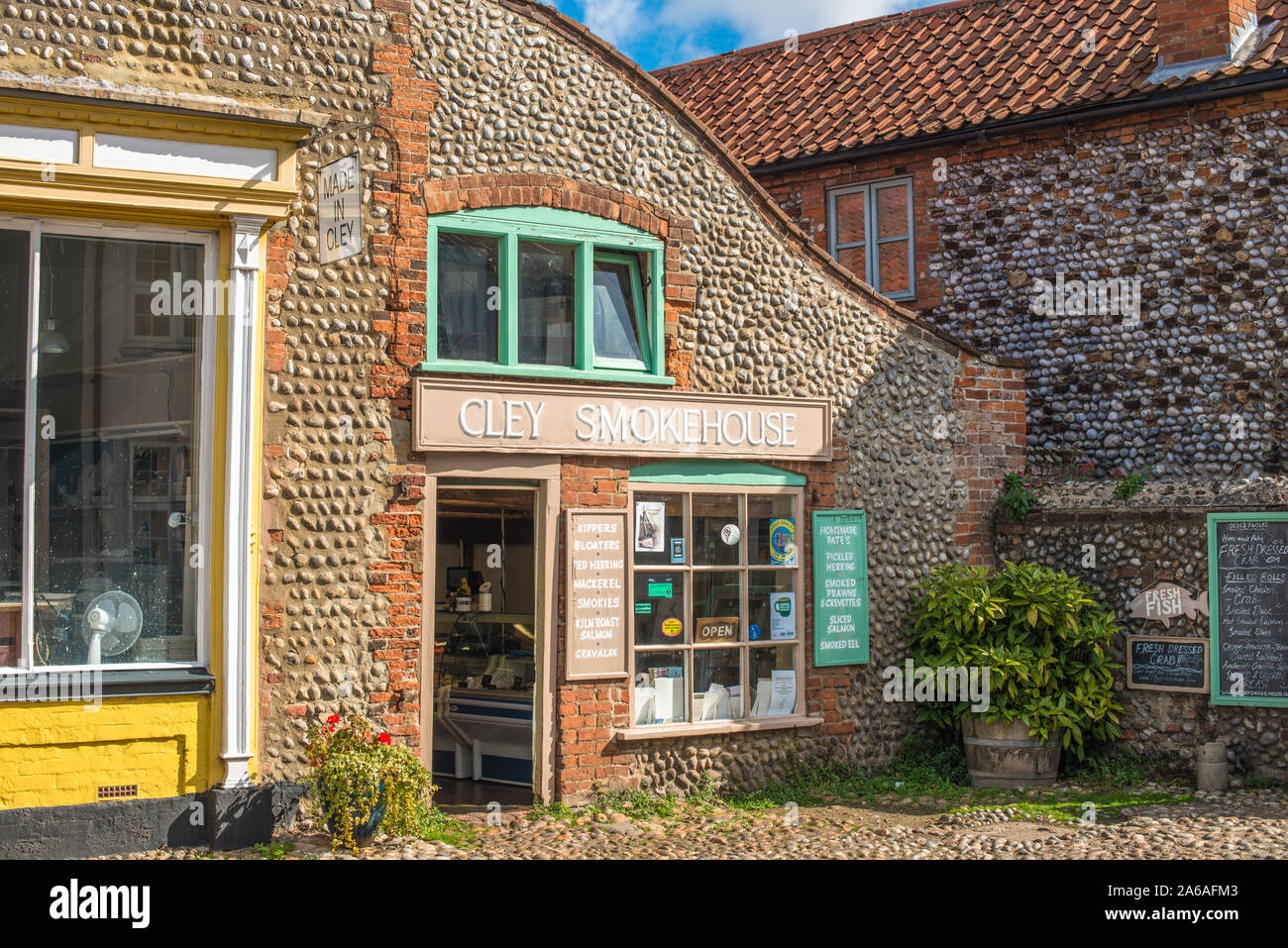 Cley Räucherei lokal produziert, geräucherten Fisch, Schalentiere, Wurstwaren und köstliche hausgemachte Pasteten auf Dorf High St, Cley Next das Meer, Norfolk, Großbritannien. Stockfoto
