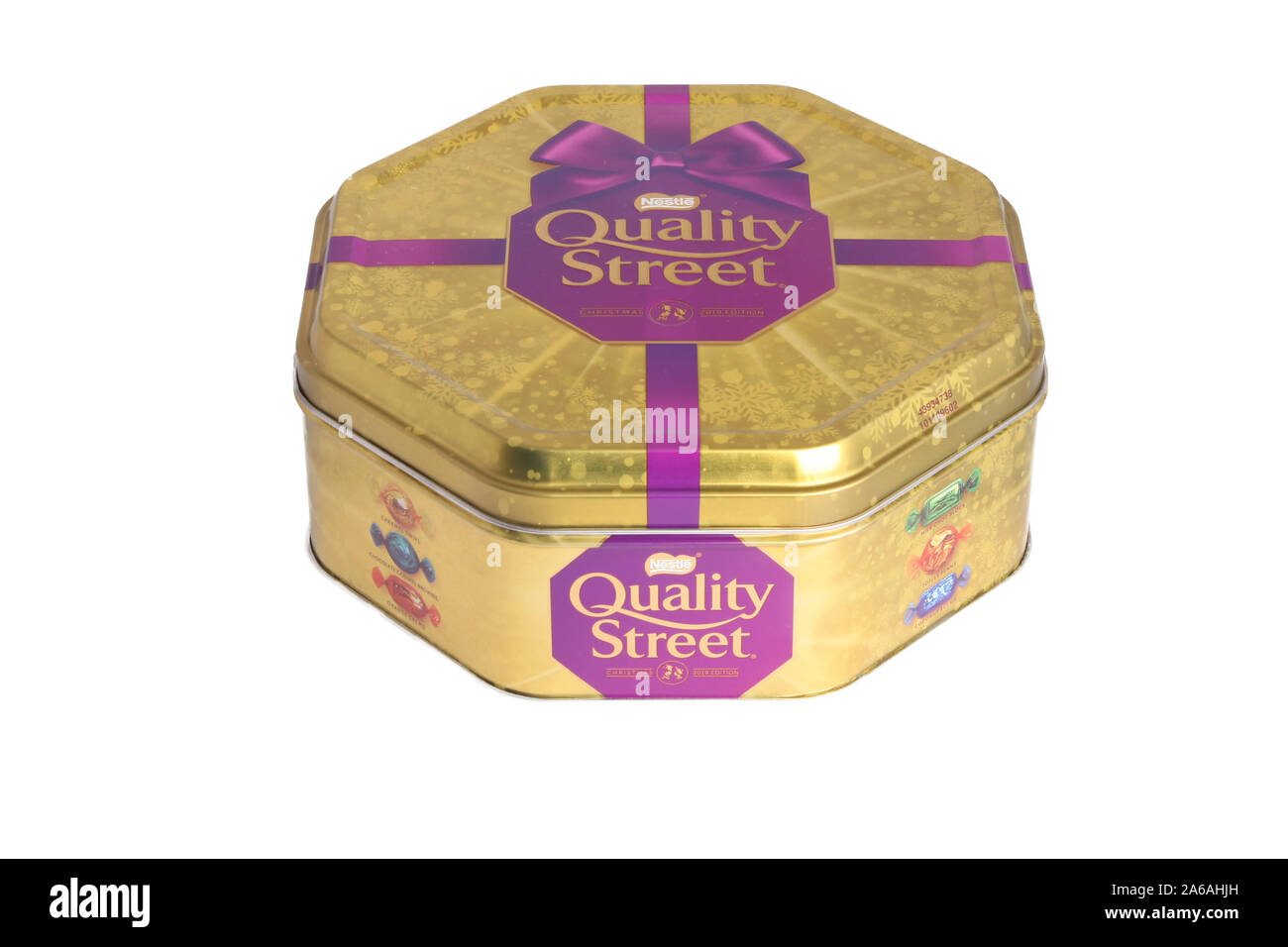 Eine verschlossene Dose mit Quality Street Christmas Edition 2019 isoliert auf weißem Hintergrund Stockfoto