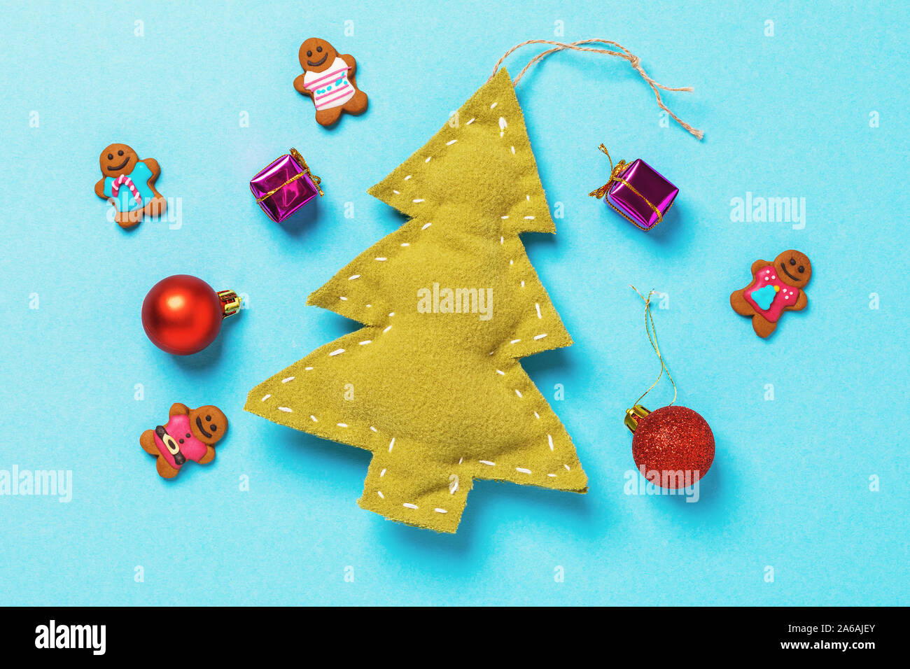 Plüschtier aus Filz in der Form einer Tanne und verschiedene Dekorationen für Weihnachten, Ansicht von oben Stockfoto