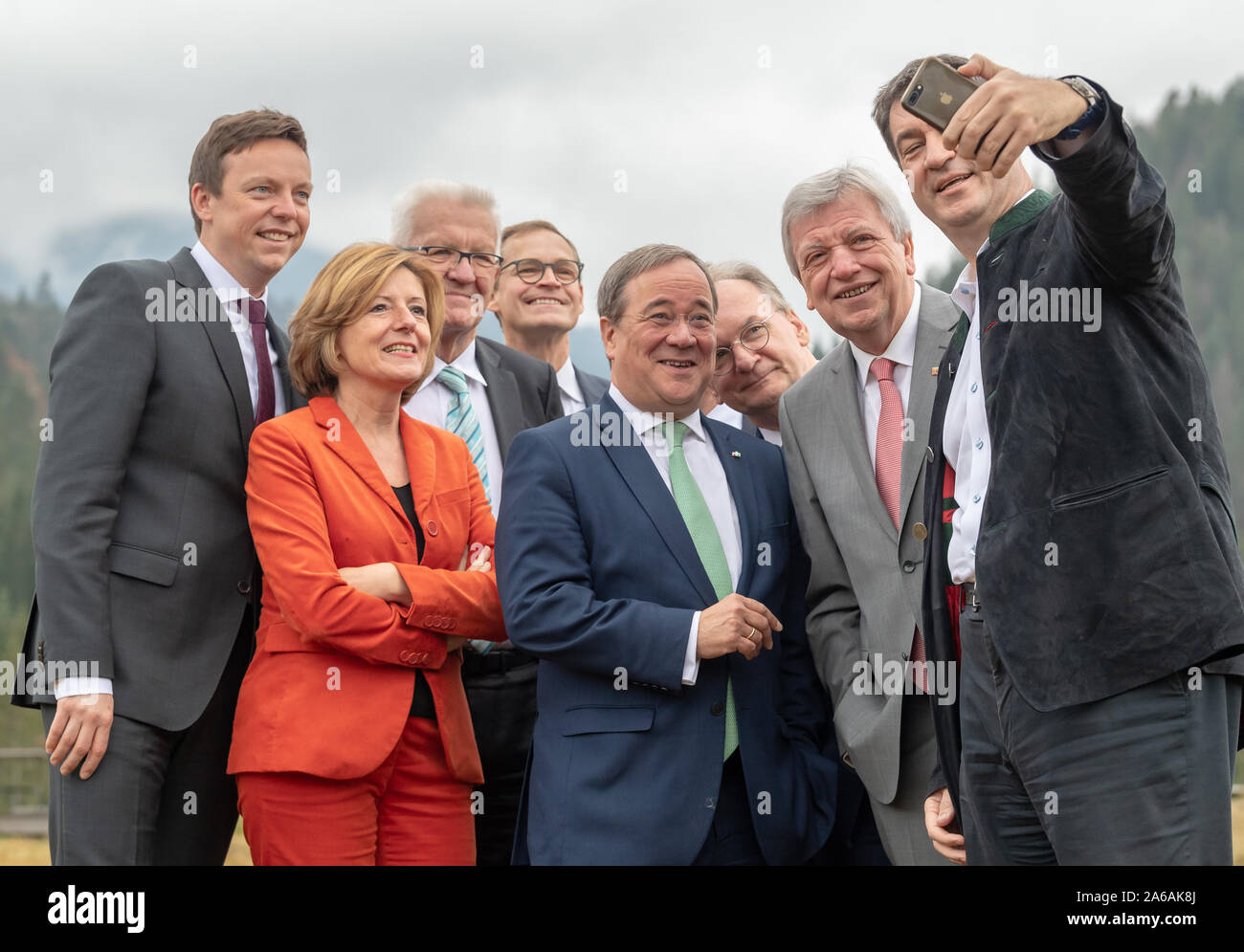 25. Oktober 2019, Bayern, Krün: Tobias Hans (CDU) (L-R), Ministerpräsident  des Saarlandes, Malu Dreyer (SPD), Ministerpräsident von Rheinland-Pfalz,  Winfried Kretschmann (Bündnis 90/Die Grünen), Ministerpräsident von  Baden-Württemberg, Michael Müller ...