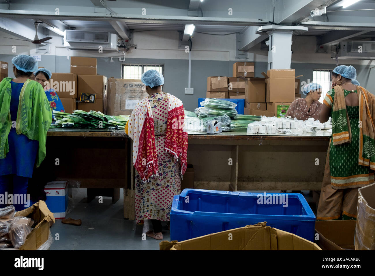 New Delhi, Indien - 10. September 2019: eine Gruppe von indischen Frauen bei der Arbeit in der Herstellung von industriellen Anlagen. Frauen sind ein zunehmender Kraft im indischen Stockfoto