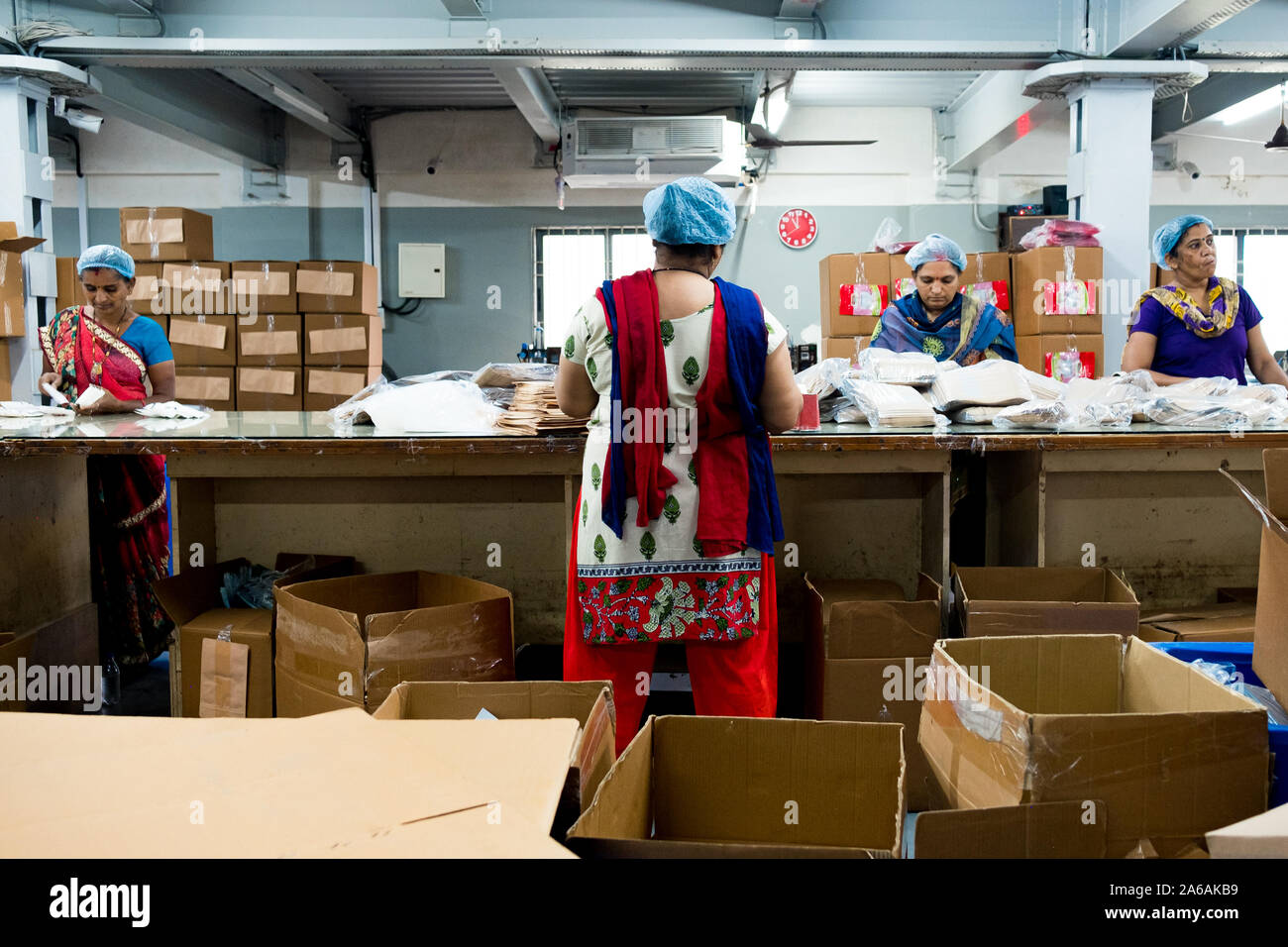 New Delhi, Indien - 10. September 2019: eine Gruppe von indischen Frauen bei der Arbeit in der Herstellung von industriellen Fabrik Frauen sind eine wachsende Kraft in Indien Stockfoto
