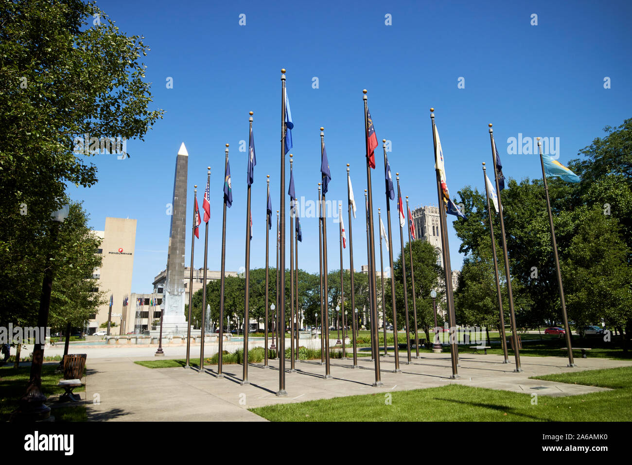 50 Flaggen und US-Flagge am Veterans Memorial Plaza Indianapolis Indiana USA Stockfoto