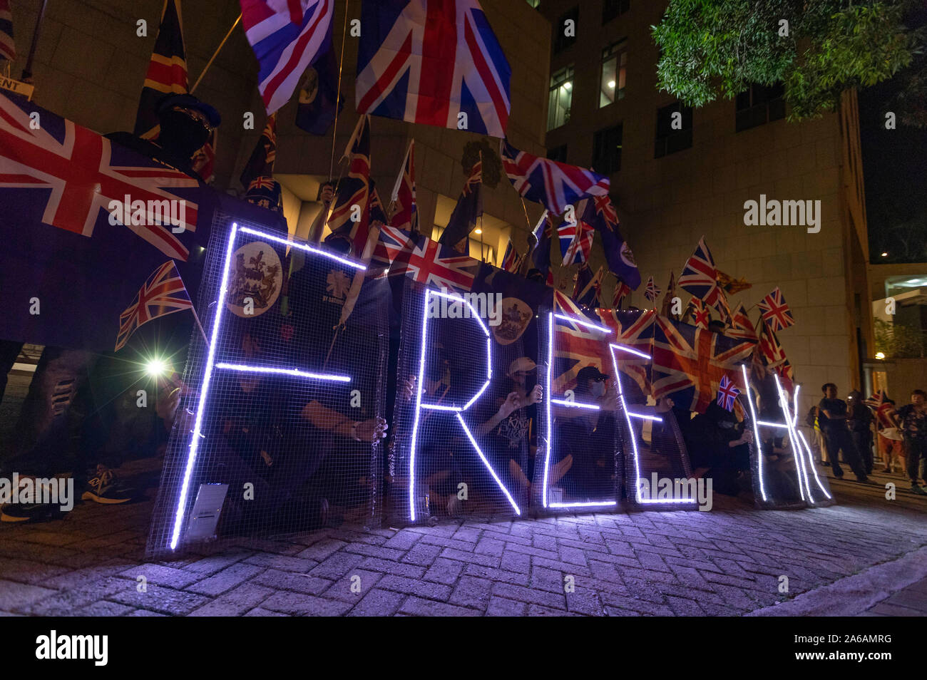 Maskierte Demonstranten mit britischen Flaggen bilden eine Menschenkette vor dem britischen Konsulat in Hongkong. Sie fordern die britische Regierung die Debatte über die zweite Staatsbürgerschaft des House of Lords für Hongkong zu unterstützen. Hong Kong, 23.10.2019 | Verwendung weltweit Stockfoto