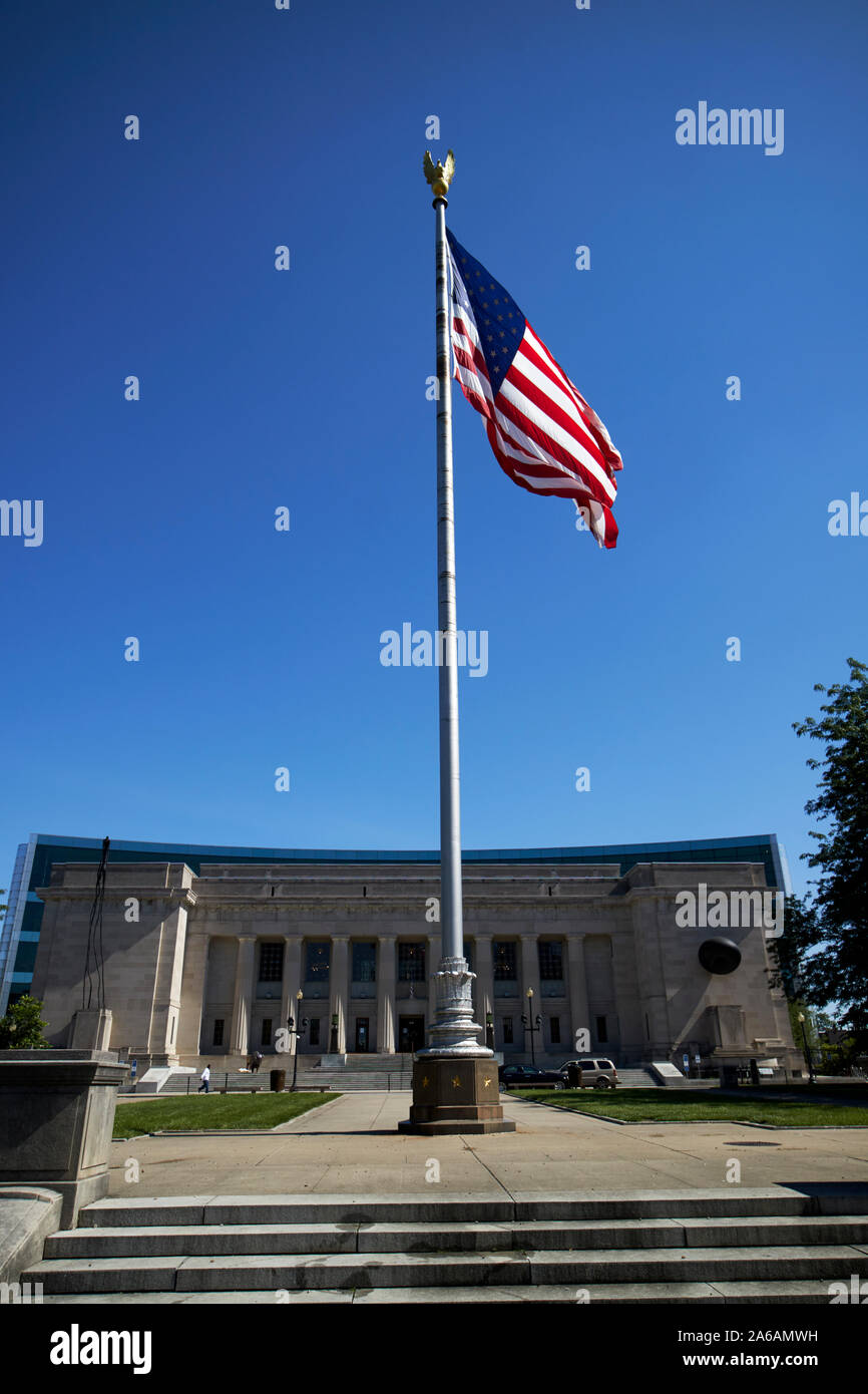 Us Flag am Fahnenmast kenotaph Platz vor der Indianapolis öffentliche Bibliothek Gebäude auf der amerikanischen Legion mall Indianapolis Indiana USA Stockfoto