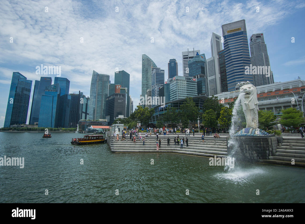 Der Merlion Statue in einem schönen Tag in der Marina Bay in Singapur, die ikonische Ort wird Ihren Kopf mit seinem berühmten Gebäude sprengen. Stockfoto