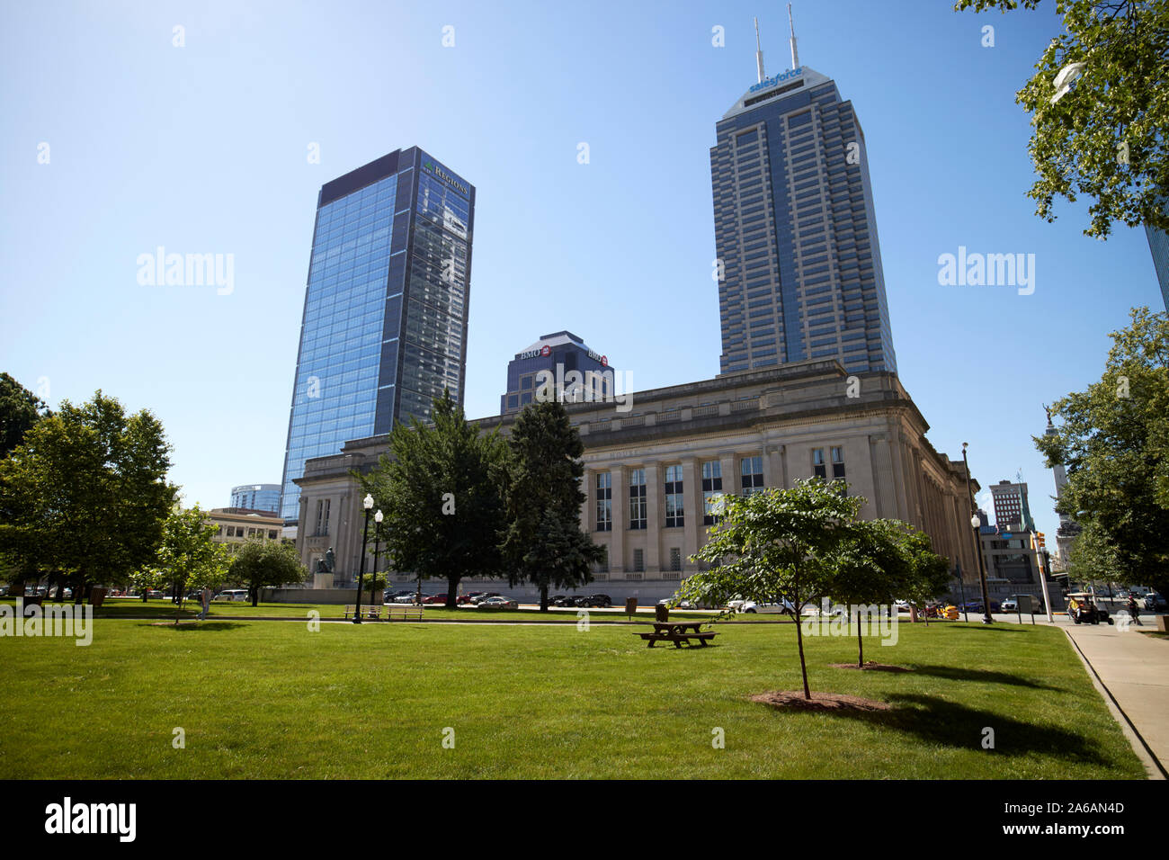 Gegen Birke bayh Federal Building uns Gerichtsgebäude, Salesforce Turm und Regionen Turm Indianapolis City Centre Indiana USA Stockfoto