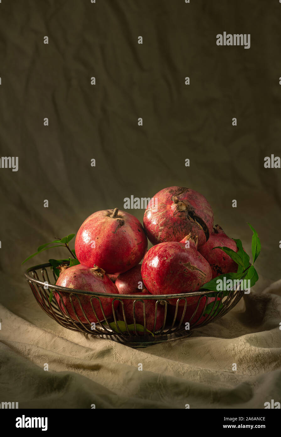 Noch immer leben von reifen roten Granatäpfel auf einem Tisch Stockfoto