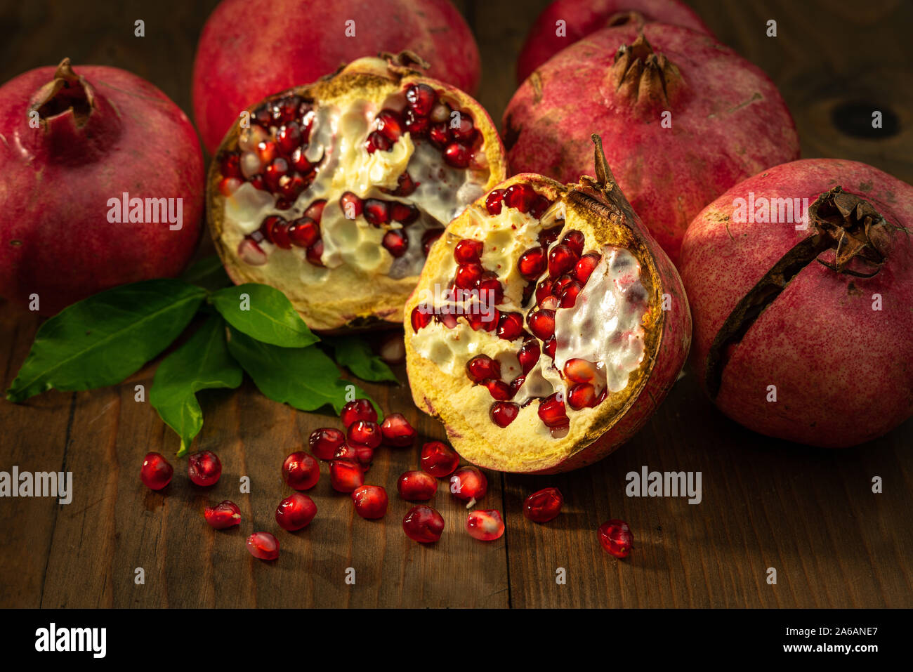 Noch immer leben von reifen roten Granatäpfel auf einem Tisch Stockfoto