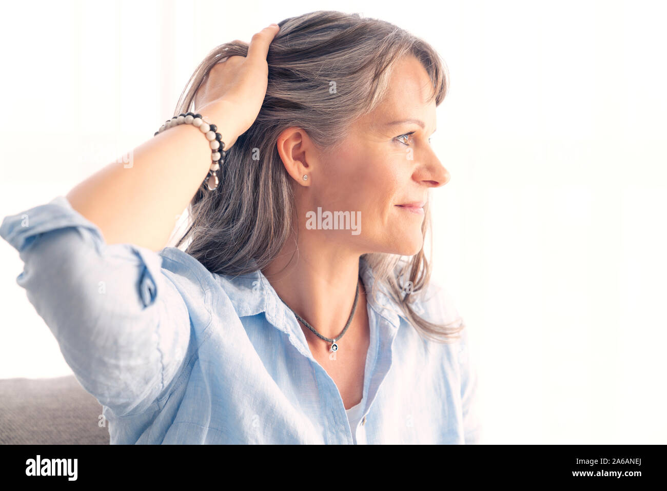 Porträt einer Frau mittleren Alters mit grauem Haar Stockfoto