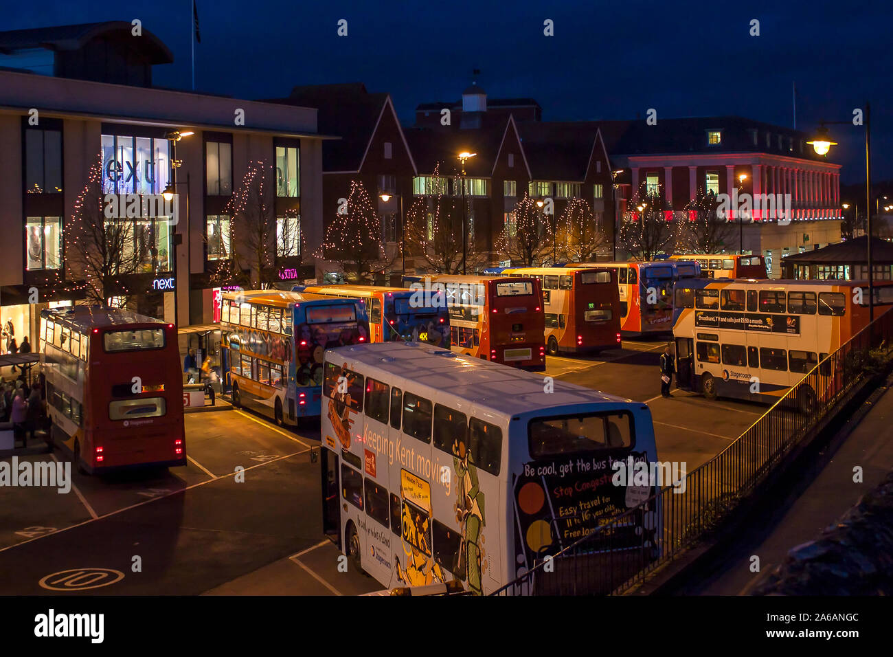 Busbahnhof, Weihnachten, Lichter, Canterbury, Kent, England Stockfoto