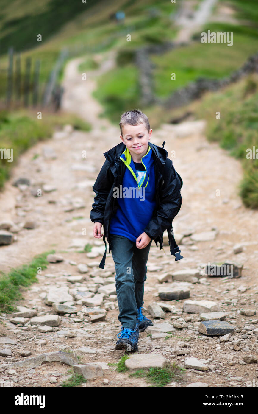 Ein schöner kleiner Junge mit ADHS, Autismus, Asperger-syndrom Wandern der Große Ridge, Mam Tor, die Fells, Derbyshire Peak District National Park Stockfoto