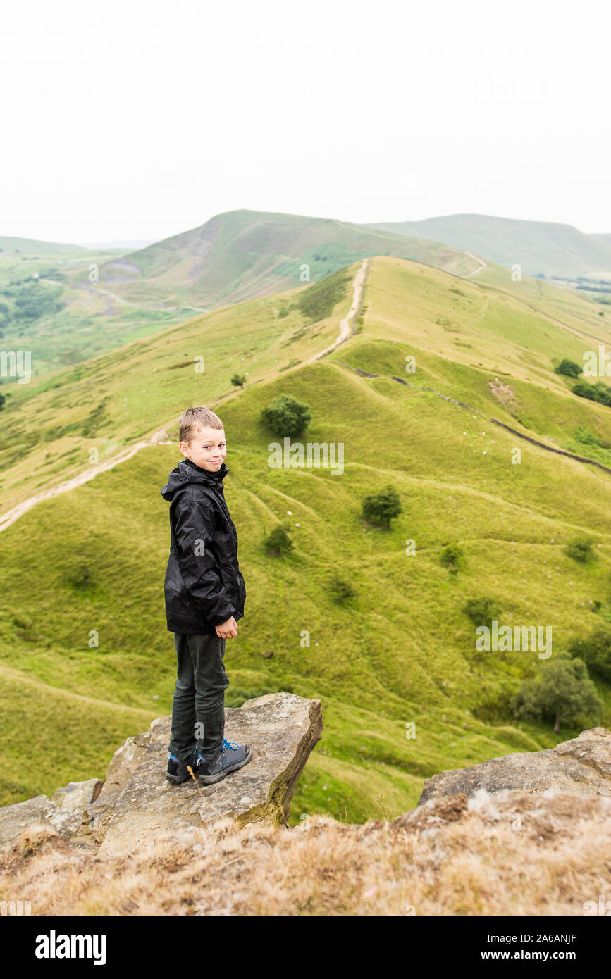 Ein schöner kleiner Junge mit ADHS, Autismus, Asperger-syndrom Wandern auf einen Berg in den Fjälls, Derbyshire Peak District National Park, der Große Ridge Stockfoto