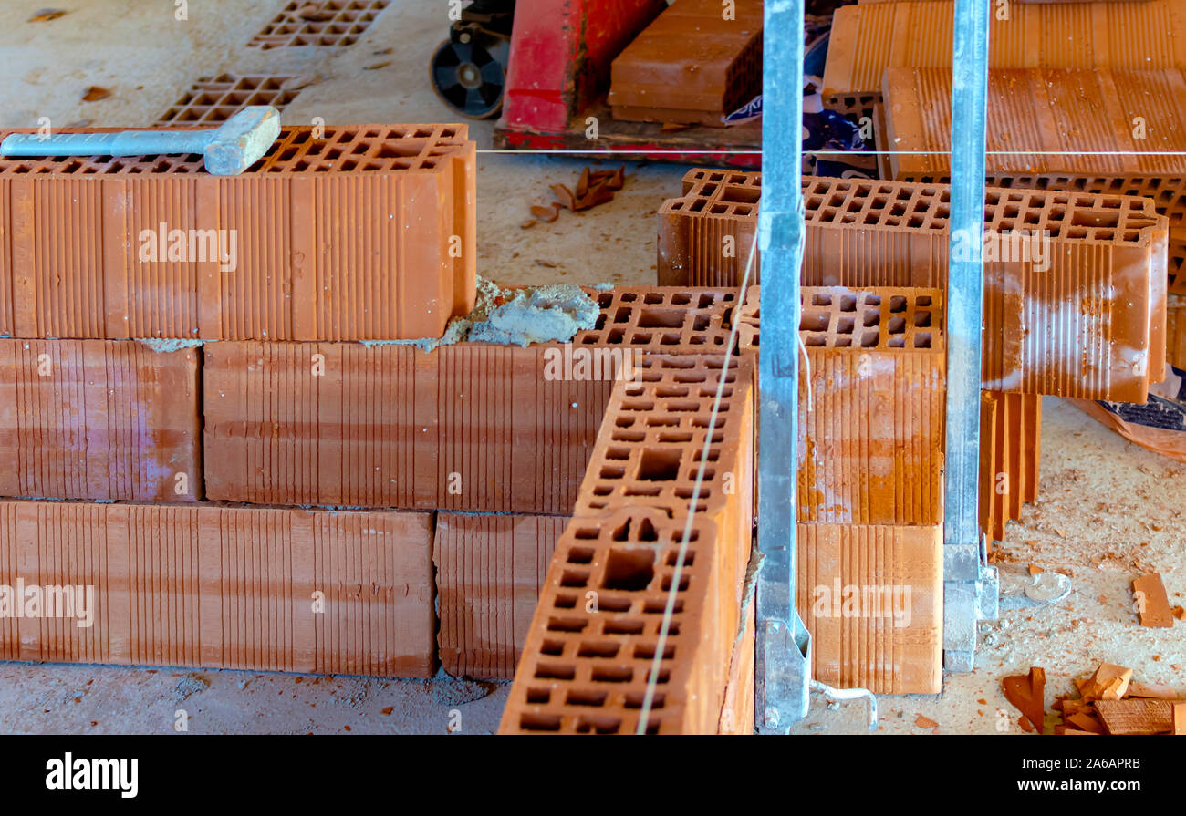 Bau neuer Trennwände mit thermo-brick Bausteine. Detail eines Knotens Schnittpunkt der Wände Stockfoto