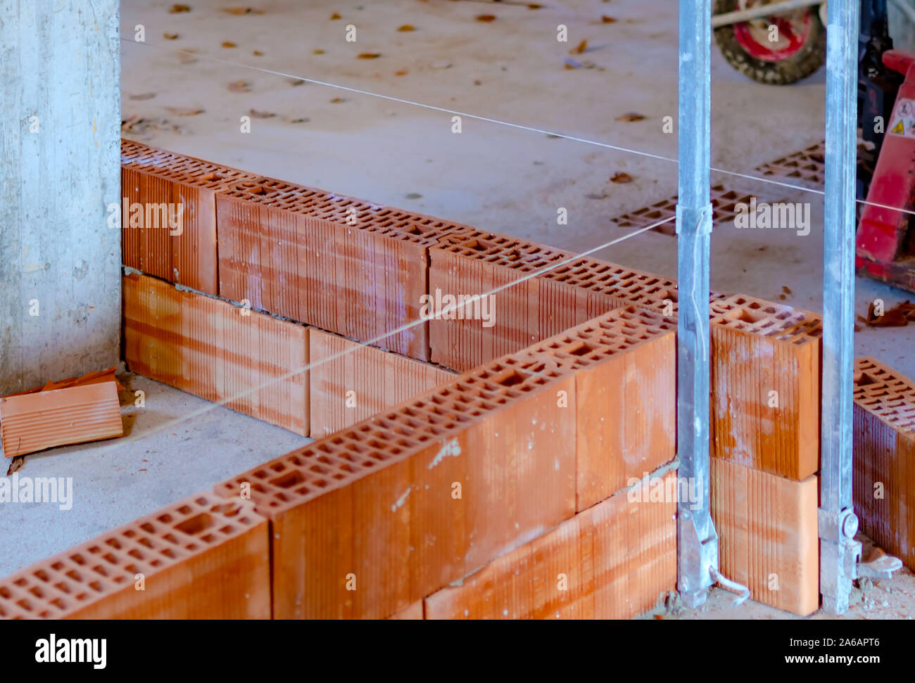 Bau neuer Trennwände mit thermo-brick Bausteine. Detail eines Knotens Schnittpunkt der Wände. Selektiver Fokus Stockfoto