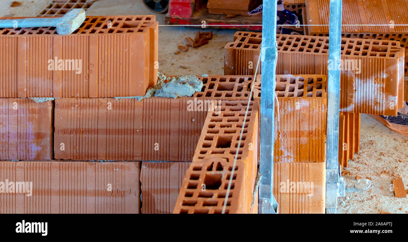 Bau neuer Trennwände mit thermo-brick Bausteine. Detail eines Knotens Schnittpunkt der Wände. Selektiver Fokus Stockfoto