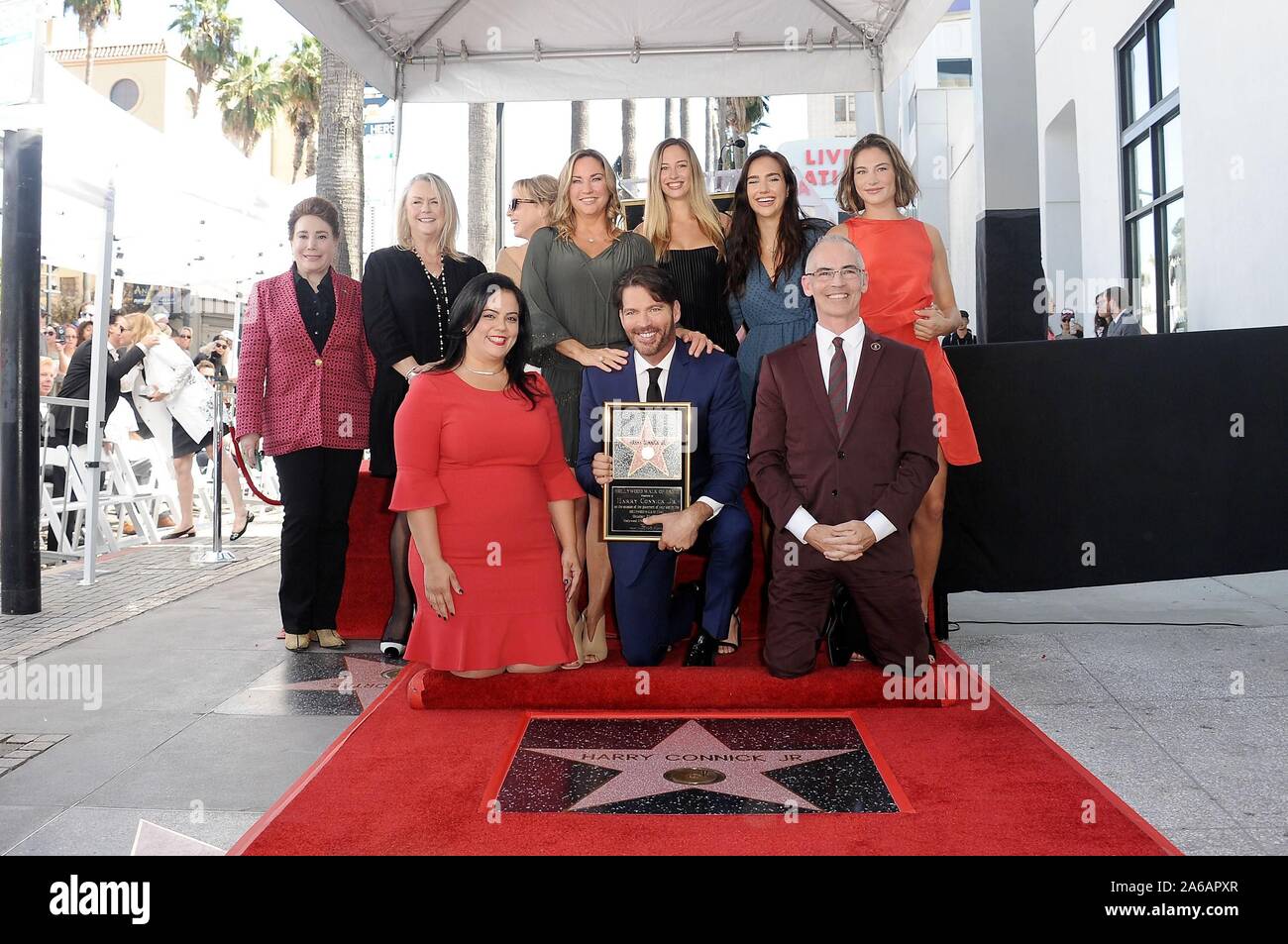 Los Angeles, CA. 24 Okt, 2019. Donelle Dadigan, Trish Kinane, Rana Ghadban, Rennee Zellweger, Jill Goodacre, Harry Connick jr., gerogia Connick, Charlotte Connick, Mitch O'Farrell, Kate Connick bei der Induktion Zeremonie für Stern auf dem Hollywood Walk of Fame für Harry Connick jr., Hollywood Boulevard, Los Angeles, CA 24. Oktober 2019. Quelle: Michael Germana/Everett Collection/Alamy leben Nachrichten Stockfoto