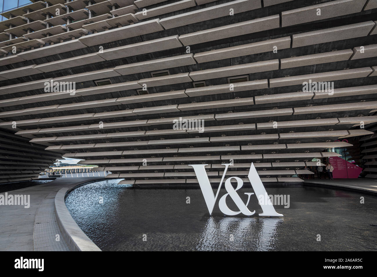 V&A Museum am Ufer des Flusses Tay an der Dundee die Entdeckung der Scotts Antarktis Schiff longside. Stockfoto