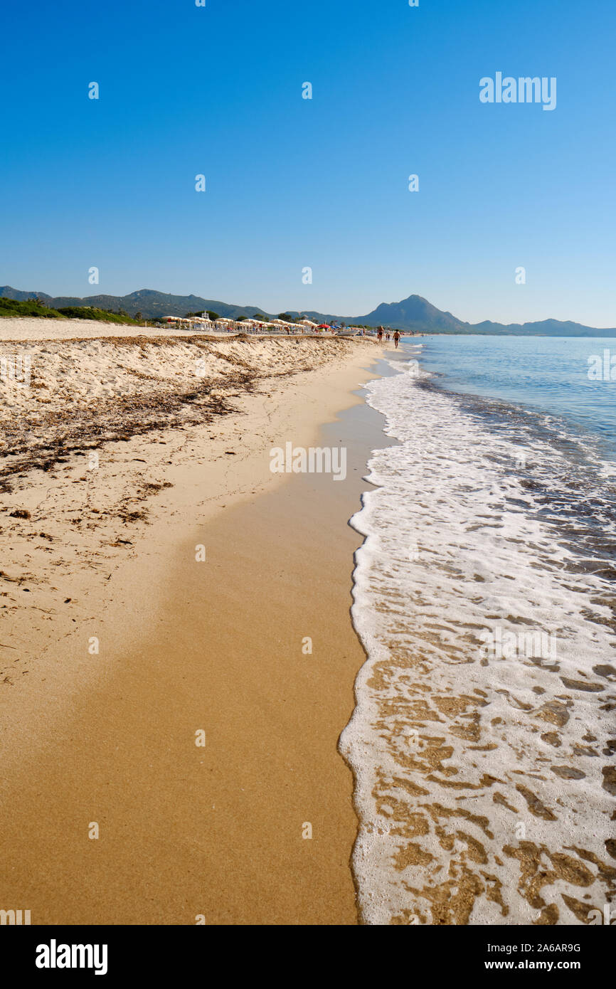 Wandern entlang der Ufer des Spiaggia di Piscina Rei/Piscina Rei Strand / Strand der Costa Rei in Südost Sardinien Italien - Sardinien Strände Küste Stockfoto