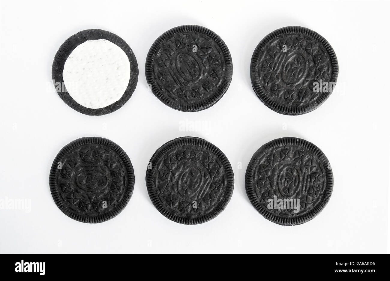 Viel schwarze Cookies in zwei Reihen mit einem weißen Creme Center auf einem weißen Hintergrund angeordnet. isolieren. Stockfoto