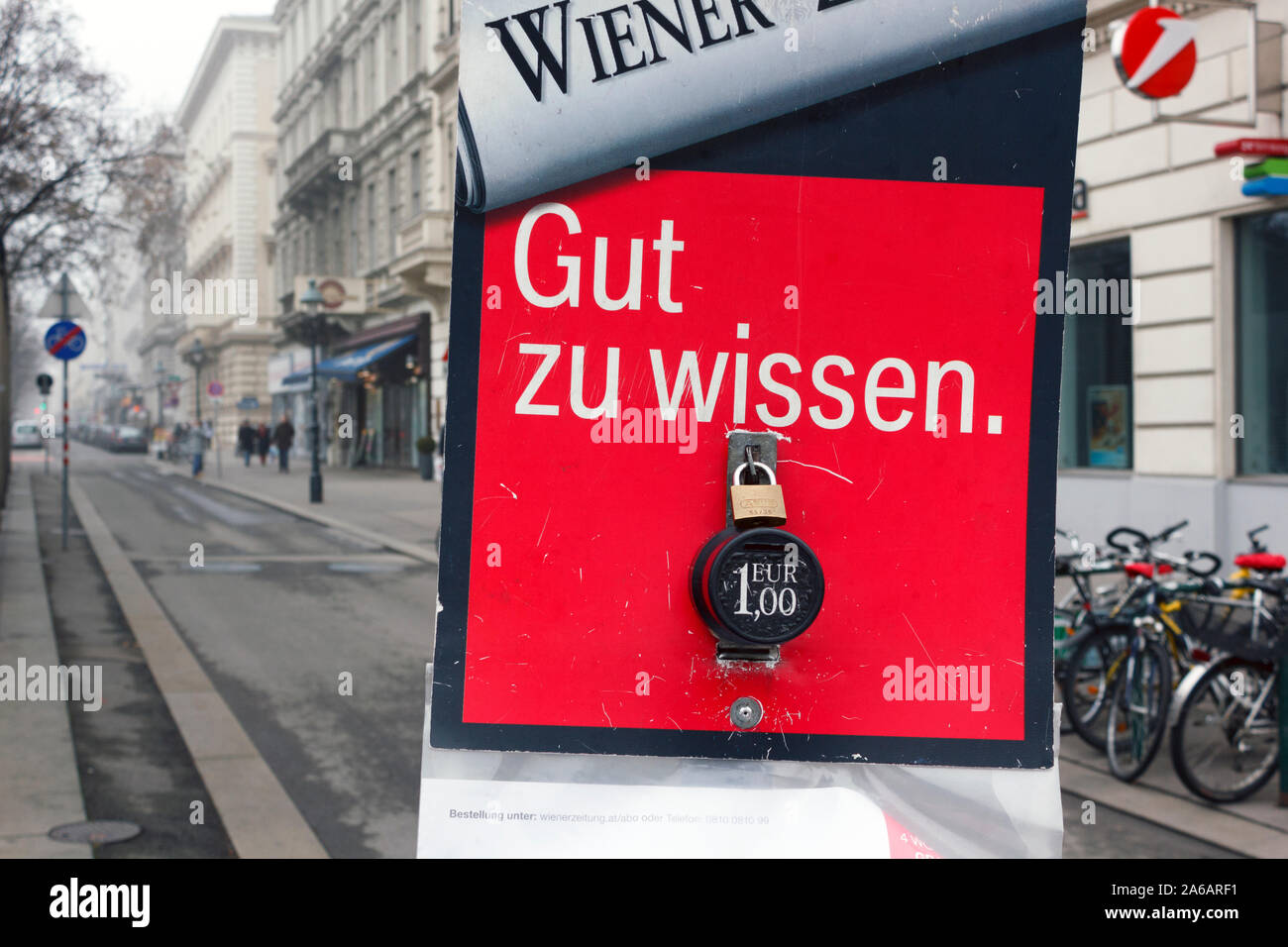 Österreichische? Deutsche Zeitungen self service steht in Wien, Österreich Stockfoto