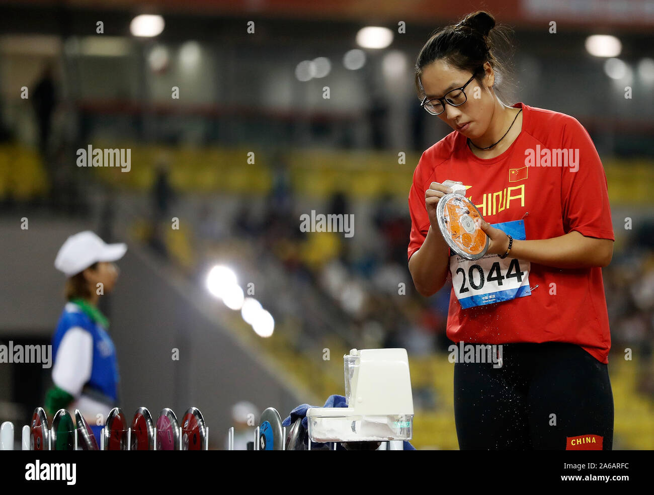 Wuhan, Hubei Provinz Chinas. 24 Okt, 2019. Feng Bin von China konkurriert während der Frauen Diskuswerfen Finale der Leichtathletik am 7. CISM Military World Games in Wuhan, der Hauptstadt der Provinz Hubei in Zentralchina, Okt. 24, 2019. Credit: Wang Lili/Xinhua/Alamy leben Nachrichten Stockfoto