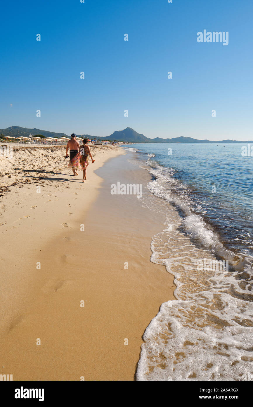 Wandern entlang der Ufer des Spiaggia di Piscina Rei/Piscina Rei Strand / Strand der Costa Rei in Südost Sardinien Italien - Sardinien Strände Küste Stockfoto