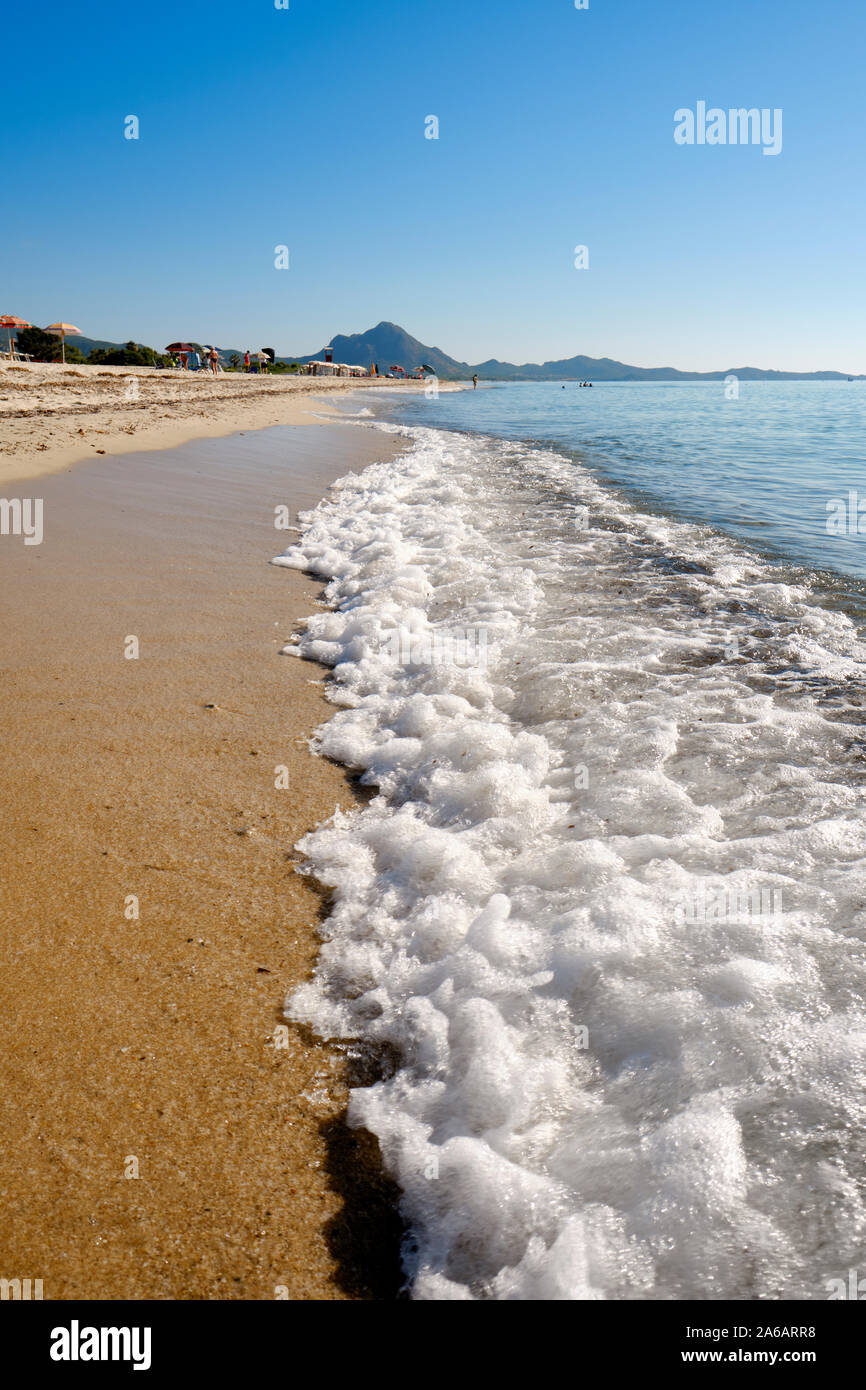 Eine sanfte Welle entlang der Ufer des Spiaggia di Piscina Rei/Piscina Rei Strand/Costa Rei Strand in Sardinien Italien - Sardinien Strände der Küste brechen Stockfoto