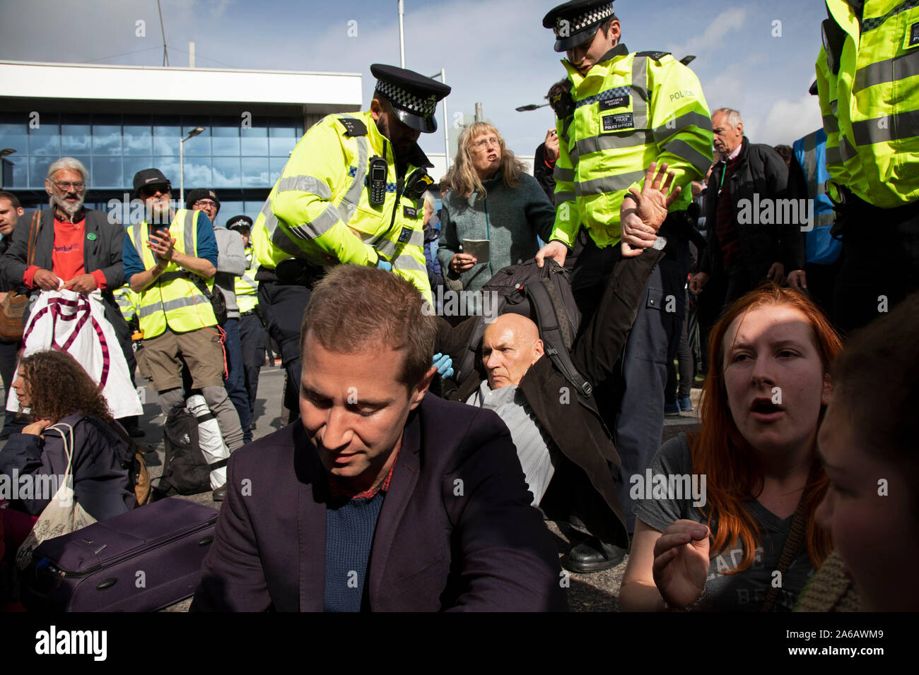 Polizei lesen Sie Abschnitt 14 Bekanntmachungen und Verhaftung Demonstranten während Aussterben Rebellion Störungen außerhalb der City Airport am 10. Oktober 2019 in London, England, Vereinigtes Königreich. Der Protest richtet sich gegen die Klima und Umweltverschmutzung Auswirkungen der Pläne der Regierung für die Erweiterung des Flughafens, die potenziell die Anzahl der Flüge, die aus City Airport verdoppeln. Aussterben Rebellion ist ein Klimawandel Gruppe begann im Jahr 2018 und hat eine riesige Fangemeinde von Leuten zu friedlichen Protesten begangen. Diese Proteste sind die Hervorhebung, dass die Regierung nicht genug um die katastrophalen Klimawandel zu vermeiden, ändern Sie eine Stockfoto