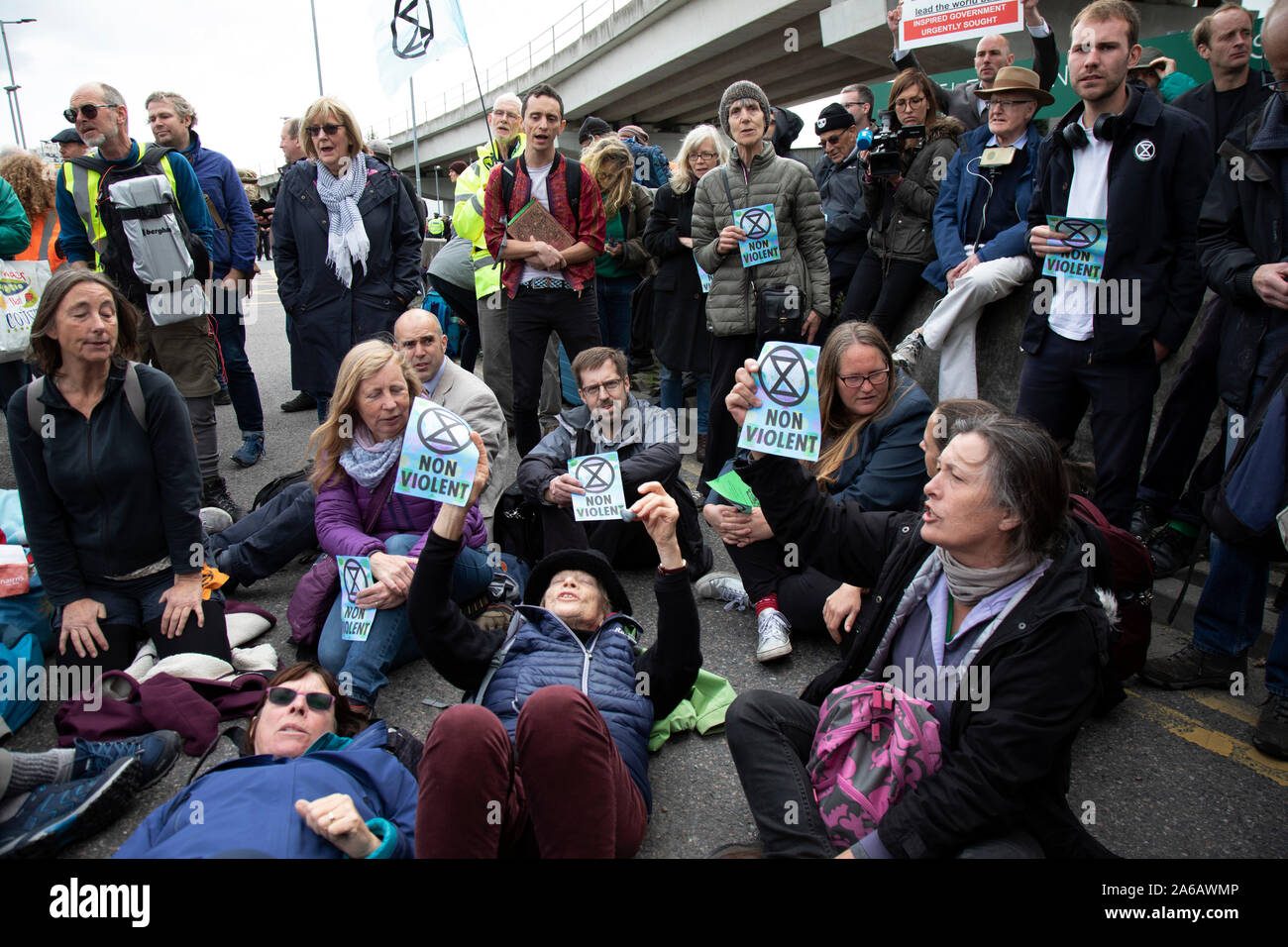 Aussterben Rebellion nicht gewaltsame Unterbrechung von Menschen aller Altersgruppen außerhalb der City Airport am 10. Oktober 2019 in London, England, Vereinigtes Königreich. Der Protest richtet sich gegen die Klima und Umweltverschmutzung Auswirkungen der Pläne der Regierung für die Erweiterung des Flughafens, die potenziell die Anzahl der Flüge, die aus City Airport verdoppeln. Aussterben Rebellion ist ein Klimawandel Gruppe begann im Jahr 2018 und hat eine riesige Fangemeinde von Leuten zu friedlichen Protesten begangen. Diese Proteste sind die Hervorhebung, dass die Regierung nicht genug um die katastrophalen Klimawandel zu vermeiden und die Regierung zu verlangen. Stockfoto