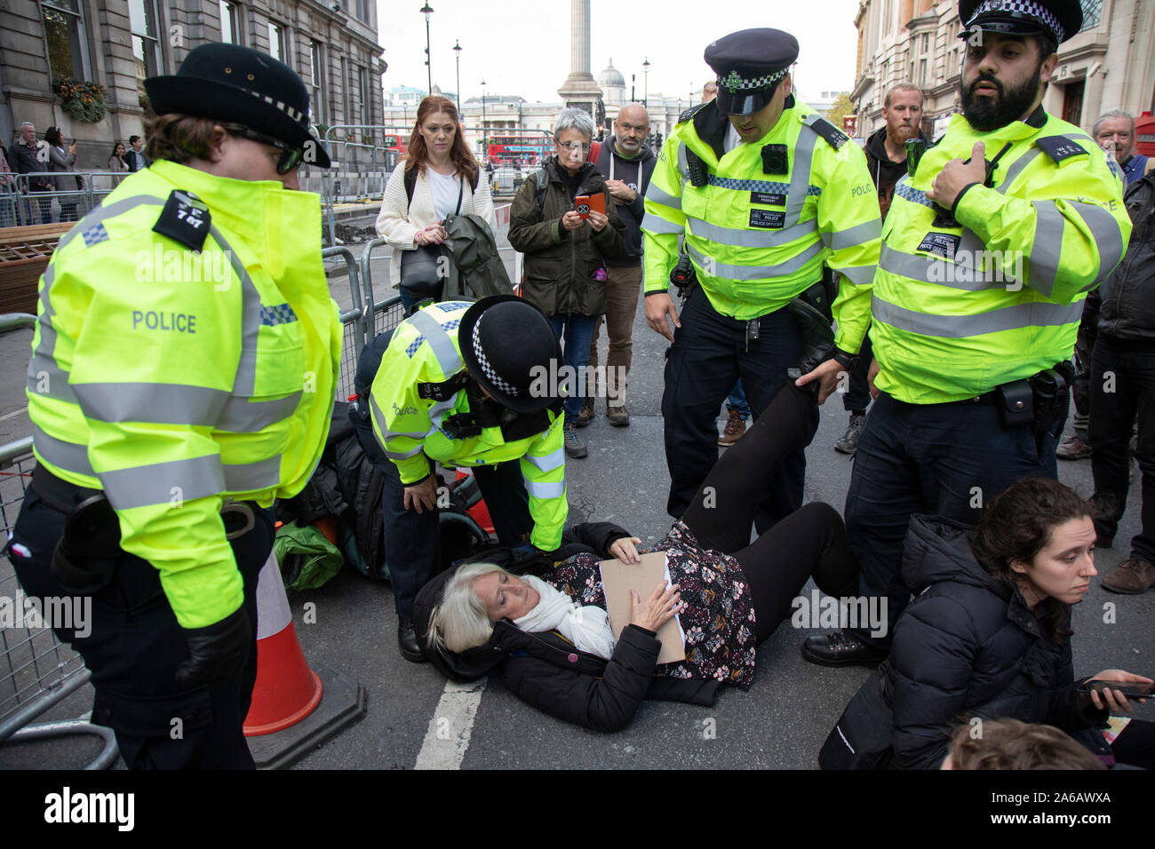 Trotz einer Richtlinie von der Polizei nicht zu sammeln, Aussterben Rebellion übernehmen Whitehall in einem sitzen sie Protest, in denen eine große Anzahl am 16. Oktober 2019 in London, England, Vereinigtes Königreich, wurden verhaftet. Aussterben Rebellion ist ein Klimawandel Gruppe begann im Jahr 2018 und hat eine riesige Fangemeinde von Leuten zu friedlichen Protesten begangen. Diese Proteste sind die Hervorhebung, dass die Regierung nicht genug um die katastrophalen Klimawandel zu vermeiden und zu verlangen, dass sie die Regierung radikale Maßnahmen zu ergreifen, um den Planeten zu retten. Stockfoto