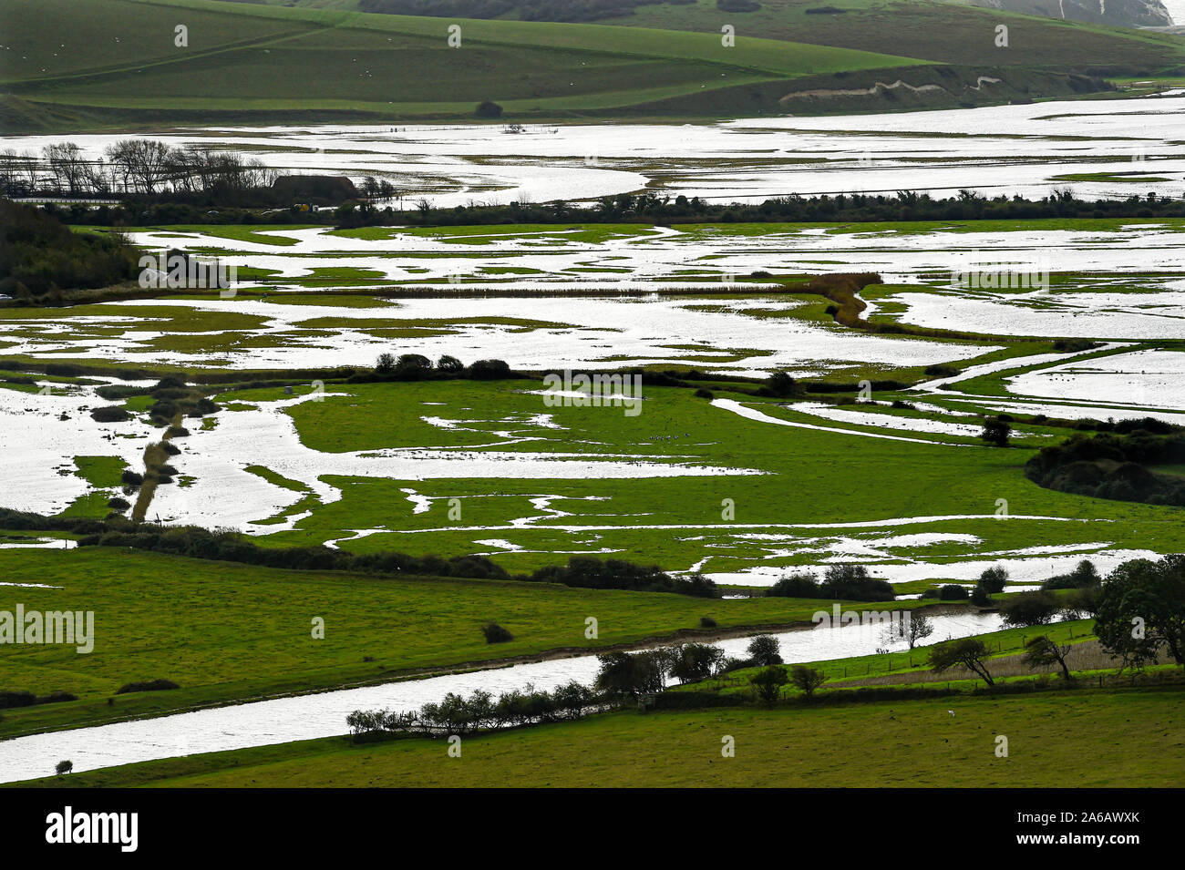 Seaford Sussex, UK. 25 Okt, 2019. Überschwemmung entlang dem Fluss Cuckmere in der Nähe von Alfriston in East Sussex nach Wochen der schweren Regen, der über dem Durchschnitt für die Zeit des Jahres wurde. Gelbe Wetter Warnungen, die für Teile des Landes, wo mehr Starkregen und Überschwemmungen in den nächsten 24 Stunden Prognose ist herausgegeben worden. Die Überschwemmungen entlang Cuckmere Haven hat in den letzten Jahren schlimmer gewesen, seit die Umweltagentur beschlossen, stop Aufrechterhaltung der Verteidigung. Foto: Simon Dack/Alamy leben Nachrichten Stockfoto