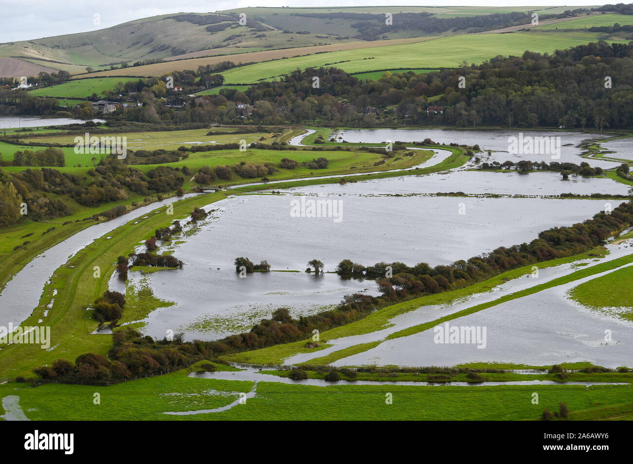 Seaford Sussex, UK. 25 Okt, 2019. Überschwemmung entlang dem Fluss Cuckmere in der Nähe von Alfriston in East Sussex nach Wochen der schweren Regen, der über dem Durchschnitt für die Zeit des Jahres wurde. Gelbe Wetter Warnungen, die für Teile des Landes, wo mehr Starkregen und Überschwemmungen in den nächsten 24 Stunden Prognose ist herausgegeben worden. Die Überschwemmungen entlang Cuckmere Haven hat in den letzten Jahren schlimmer gewesen, seit die Umweltagentur beschlossen, stop Aufrechterhaltung der Verteidigung. Foto: Simon Dack/Alamy leben Nachrichten Stockfoto