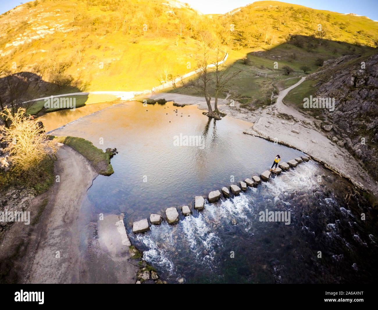 Luftaufnahmen, die die atemberaubenden Dovedale Sprungbretter und Berge in der glorreichen Peak District National Park, die mäandernden Fluss Dove Stockfoto