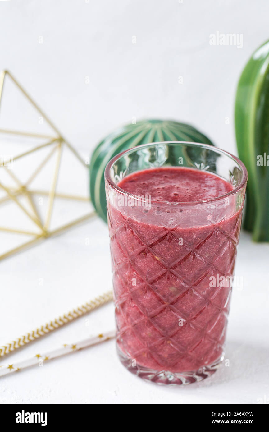 Rote Bete, Blueberry und Strawberry Smoothie in ein Glas. Vegan gesunde Ernährung Konzept. Platz kopieren, selektiven Fokus. Stockfoto