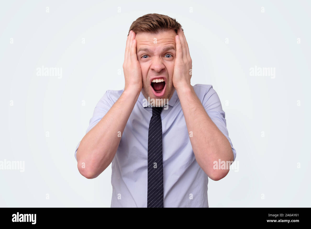 Manager Mann mit einem Riegel ist überrascht. Studio shot Stockfoto