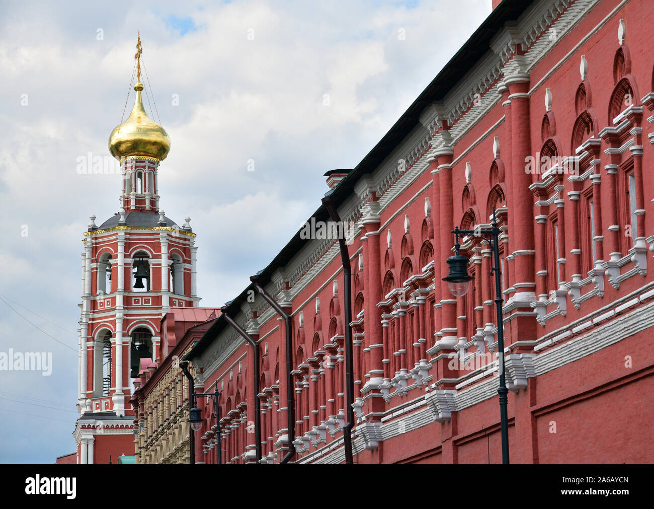 Gate Kirche der Fürsprache der Heiligen Jungfrau auf Petrovka Street in Moskau, Russland Stockfoto