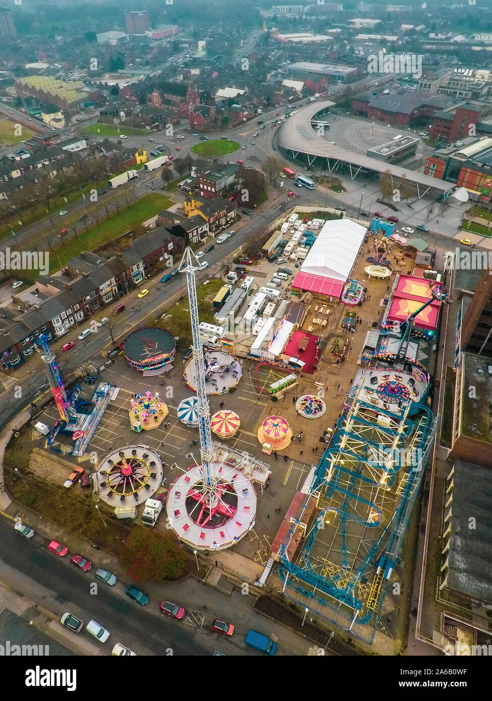 Luftaufnahme, drone Bilder der Winterlandschaft in der Nähe des Stadtzentrum, eine jährliche Weihnachten und Januar Jahrmarkt mit Fahrgeschäften und Unterhaltung Stockfoto