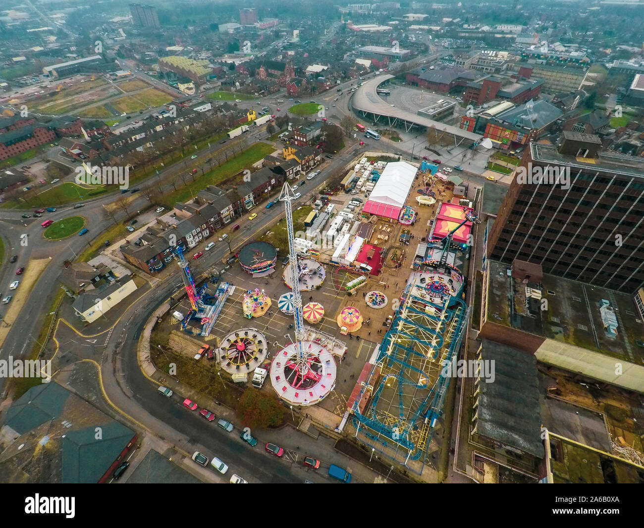 Luftaufnahme, drone Bilder der Winterlandschaft in der Nähe des Stadtzentrum, eine jährliche Weihnachten und Januar Jahrmarkt mit Fahrgeschäften und Unterhaltung Stockfoto