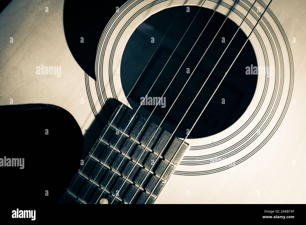 Akustik Gitarre, Stahl- und Nylonsaiten auf einem Standard Holz- Gitarre  isoliert Stockfotografie - Alamy