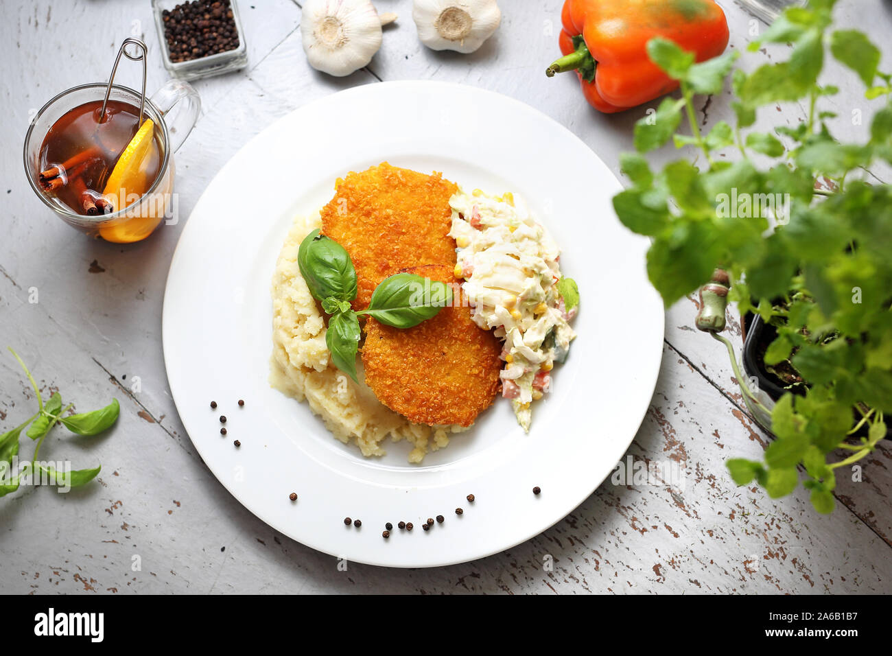 Sellerie Schnitzel in Mais mit Kartoffelpüree - Knoblauch und Zitrone, Chinakohl Salat, Stockfoto