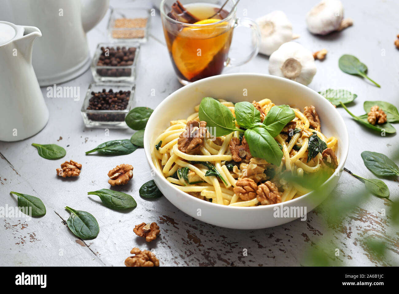 Pasta Bucatini in Sahnesauce mit frischen Spinat, Knoblauch, Brötchen a